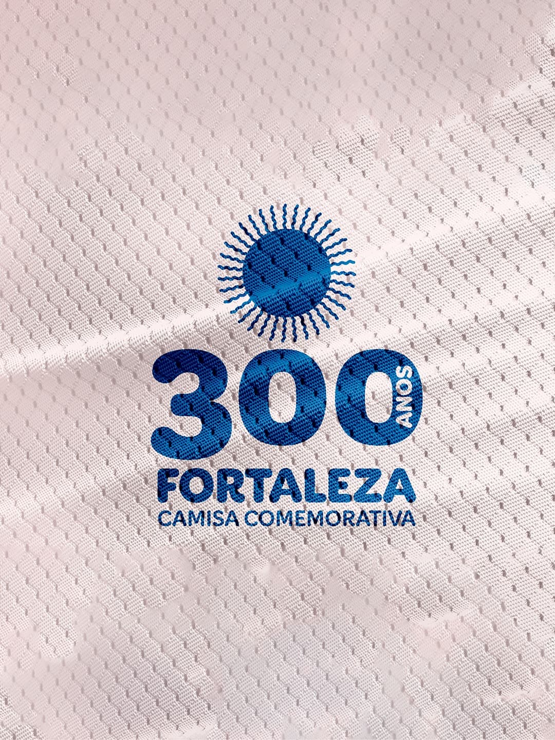 Selo comemorativo dos 300 anos de Fortaleza, aplicado por dentro da camisa