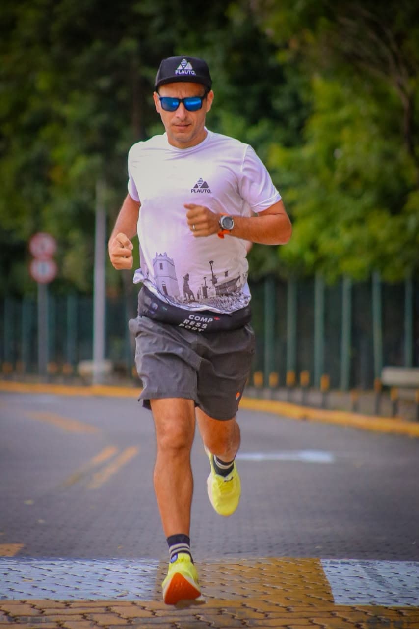 Corredores da PLAUTO em treino, de camisa comemorativa