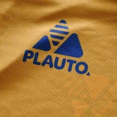 Amarelo com logo azul